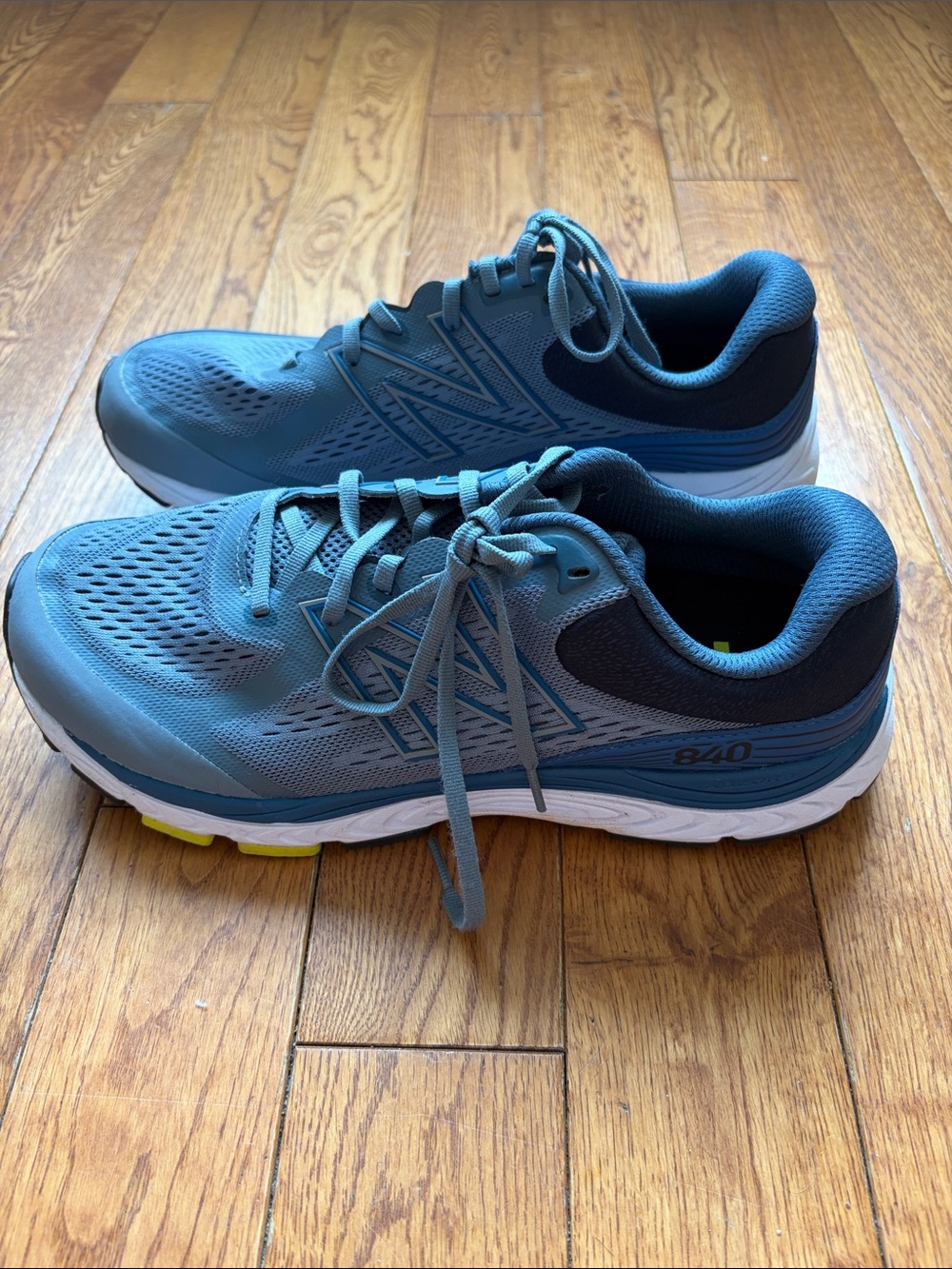 New Balance Men's 840v5 running shoes in an Ocean Grey with Oxygen Blue